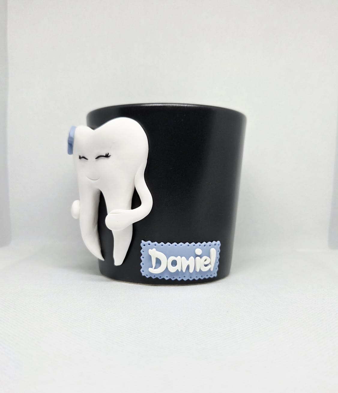 Cană personalizată, handmade, cu dințișor – decor 3D din lut polimeric (FIMO), 300 ml - imagine 2