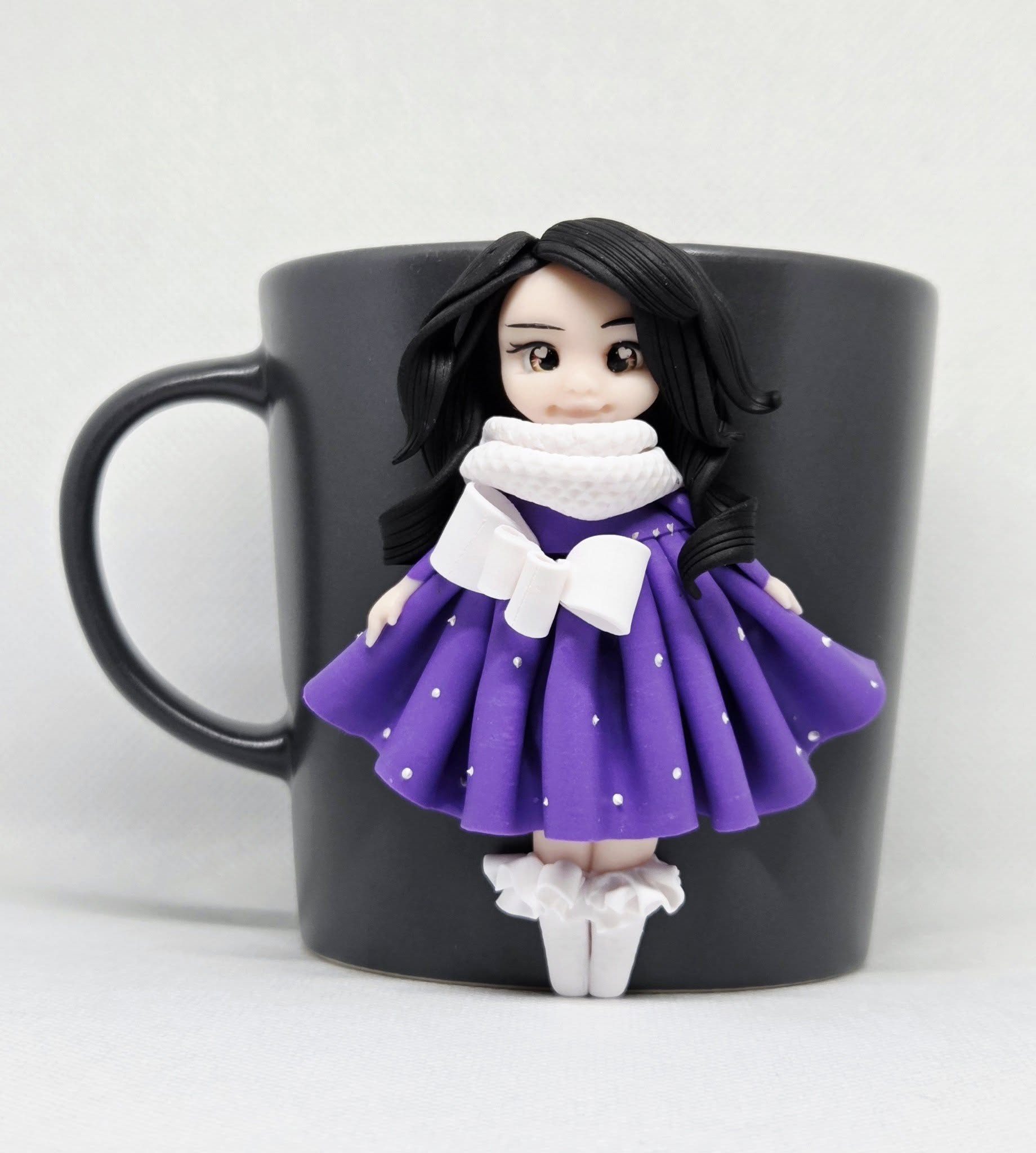 Cană personalizată, handmade, cu fetiță în rochie mov – decor 3D din lut polimeric (FIMO), 300 ml