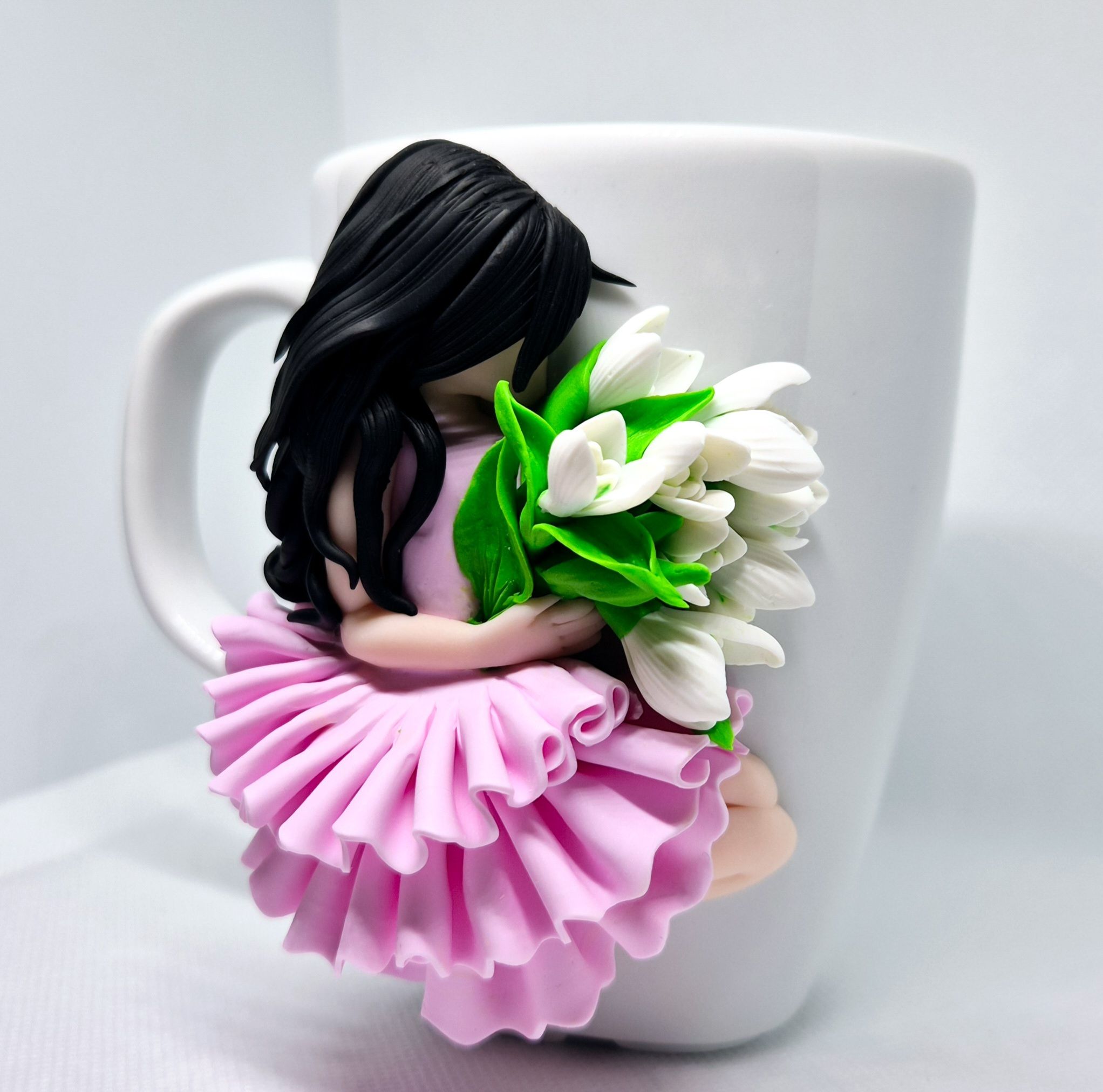 Cană personalizată, handmade, cu fetiță și flori – decor 3D din lut polimeric (FIMO), 300 ml - imagine 2