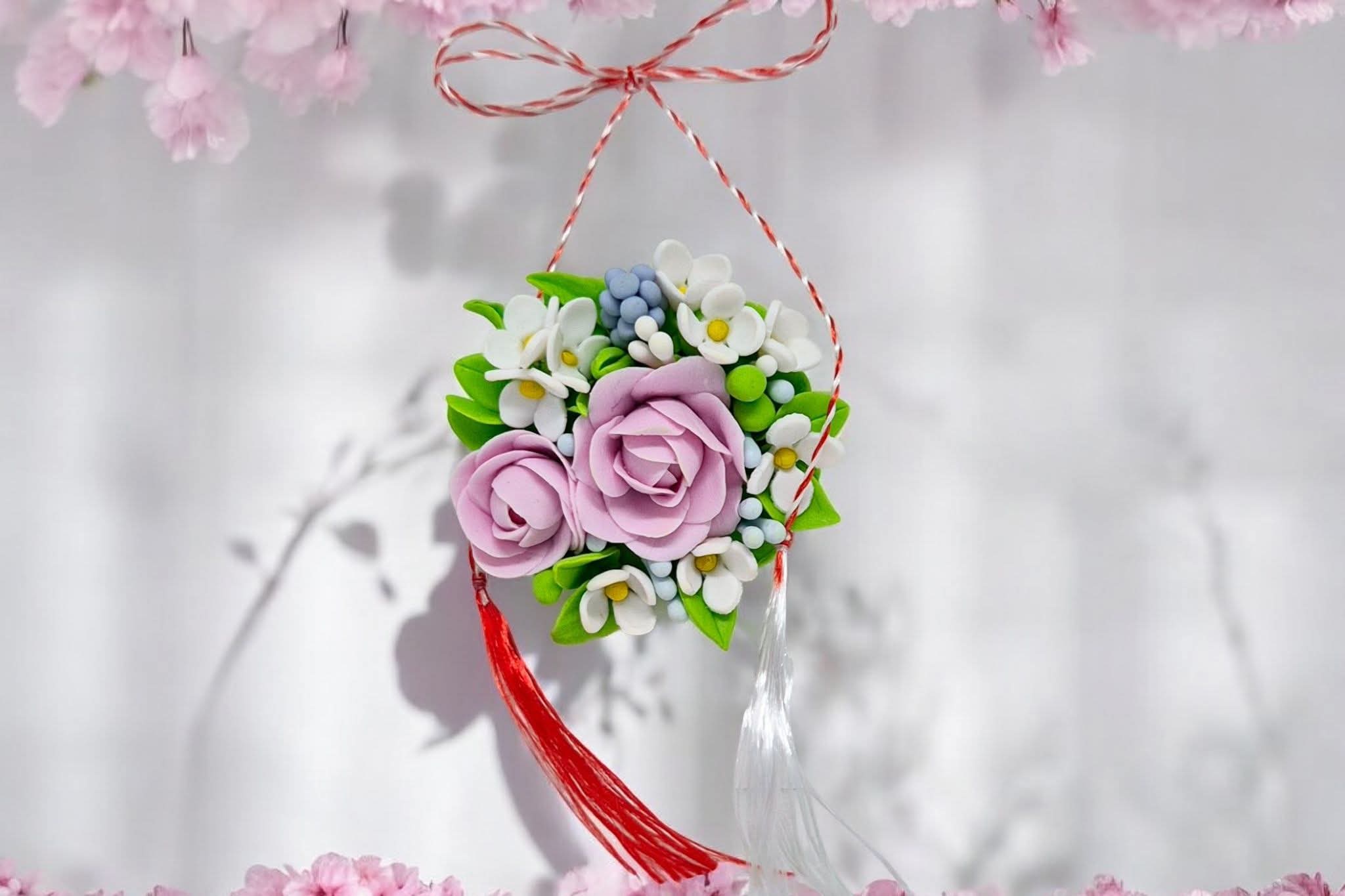 Mărțișor handmade din lut polimeric – broșă florală unicat