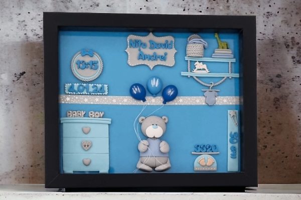 Tablou personalizat handmade cu decor 3D din lut polimeric (FIMO), ramă albă (băiețel)